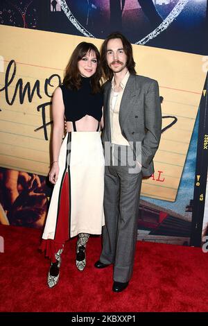 Melissa Benoist und ihr Mann Chris Wood eröffnen am 3. November 2022 in der „Almost Famous“ Broadway Opening Night im Bernard B Jacobs Theater in New York, New York, USA. Robin Platzer/ Twin Images/ Credit: SIPA USA/Alamy Live News Stockfoto