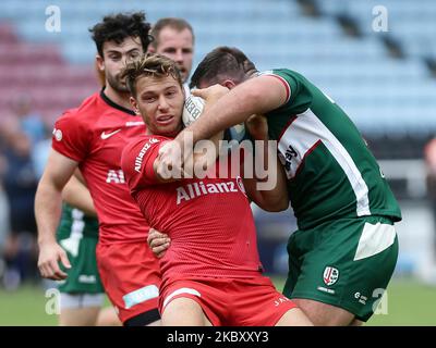 Matt Cornish aus London Irisch gegen Alex Goode aus Saracens während des Spiels der Gallagher Premiership zwischen London Irish und Saracens bei The Stoop, Twickenham am 31. August 2020 in London, England. (Foto von Jacques Feeney/MI News/NurPhoto) Stockfoto