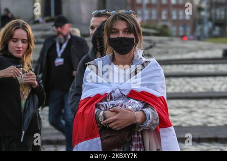 Junge Frau mit belarussischer historischer weiß-rot-weißer Flagge mit Gesichtsmaske aufgrund der Pandemie Covid 19 während der Kundgebung wird in Danzig, Polen, am 31. August 2020 in Danzig lebende Belarussen und ihre polnischen Unterstützer an der Kundgebung „Solidarität mit Belarus“ in Danzig teilnehmen, Zur Unterstützung der Demonstranten in Belarus. (Foto von Michal Fludra/NurPhoto) Stockfoto