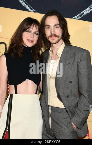 Melissa Benoist und ihr Mann Chris Wood eröffnen am 3. November 2022 in der „Almost Famous“ Broadway Opening Night im Bernard B Jacobs Theater in New York, New York, USA. Robin Platzer/Twin Images/SIPA USA Stockfoto