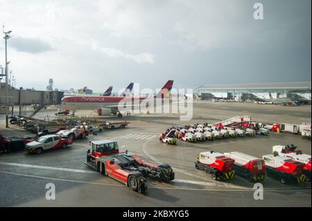 Eine allgemeine Ansicht der Plattform, auf der Inlandsflüge mit Flugzeugen von Avianca, Wingo, LATAM und VIVA Air sitzen nach fünf Monaten Inaktivität der Internationale Flughafen El Dorado bereitet sich mit Biosicherheitsmaßnahmen vor, um die Ausbreitung des neuartigen Coronavirus zu verhindern und seine Aktivitäten am 31. august 2020 mit 14 verschiedenen Inlandsstrecken in Bogota, Kolumbien, wieder aufzunehmen. (Foto von Sebastian Barros/NurPhoto) Stockfoto
