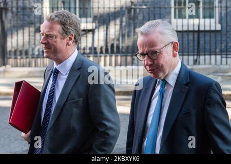 Der schottische Staatssekretär Alister Jack (L) und der Kanzler des Herzogtums Lancaster, Michael Gove (R), kommen in der Downing Street im Zentrum von London an, um an einer Kabinettssitzung teilzunehmen, während das Parlament nach einer Sommerpause inmitten der anhaltenden Coronavirus-Pandemie am 01. September 2020 in London, England, zurückkehrt. (Foto von Wiktor Szymanowicz/NurPhoto) Stockfoto