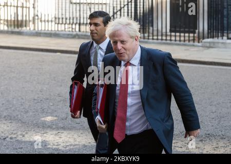 Der britische Premierminister Boris Johnson (R) und der Schatzkanzler Rishi Sunak verlassen die Downing Street 10 im Zentrum von London, um an einer Kabinettssitzung teilzunehmen, während das Parlament nach einer Sommerpause inmitten der anhaltenden Coronavirus-Pandemie am 01. September 2020 in London, England, zurückkehrt. (Foto von Wiktor Szymanowicz/NurPhoto) Stockfoto