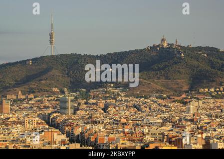 Stadt Barcelona und Collserola Range bei Sonnenaufgang, vom Aussichtspunkt Miramar aus gesehen (Barcelona, Katalonien, Spanien) ESP: Ciudad de Barcelona al amanecer Stockfoto