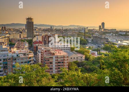 Stadt Barcelona bei Sonnenaufgang, vom Aussichtspunkt Miramar aus gesehen (Barcelona, Katalonien, Spanien) ESP: Ciudad de Barcelona al amanecer, vista desde Montjuïc Stockfoto