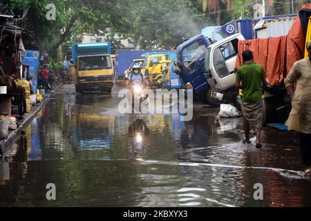 Pendler machen sich am 1. September 2020 nach den Monsunregenfällen in Dhaka, Bangladesch, auf einer Wasserstraße auf den Weg (Foto: Mamunur Rashid/NurPhoto) Stockfoto