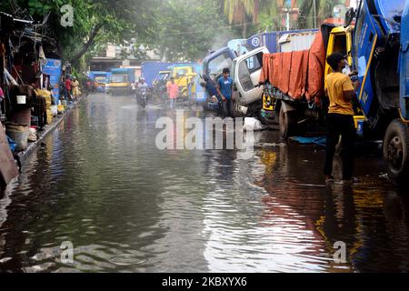 Pendler machen sich am 1. September 2020 nach den Monsunregenfällen in Dhaka, Bangladesch, auf einer Wasserstraße auf den Weg (Foto: Mamunur Rashid/NurPhoto) Stockfoto