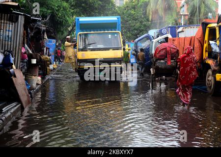 Pendler machen sich am 1. September 2020 nach den Monsunregenfällen in Dhaka, Bangladesch, auf einer Wasserstraße auf den Weg (Foto: Mamunur Rashid/NurPhoto) Stockfoto