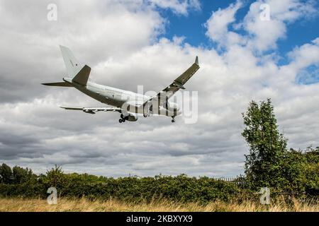 ZZ335 Royal Air Force Airbus Voyager KC3 nähert sich dem RAF Brize Norton, London, England, am 30. August 2020 an.. (Foto von Jon Hobley/MI News/NurPhoto) Stockfoto