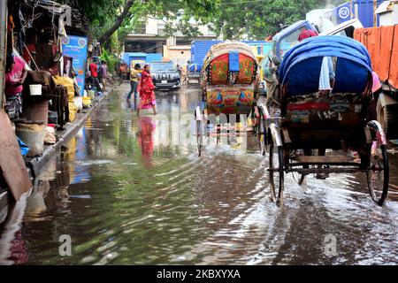 Pendler machen sich am 1. September 2020 nach den Monsunregenfällen in Dhaka, Bangladesch, auf einer Wasserstraße auf den Weg (Foto: Mamunur Rashid/NurPhoto) Stockfoto