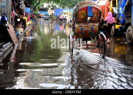 Pendler machen sich am 1. September 2020 nach den Monsunregenfällen in Dhaka, Bangladesch, auf einer Wasserstraße auf den Weg (Foto: Mamunur Rashid/NurPhoto) Stockfoto