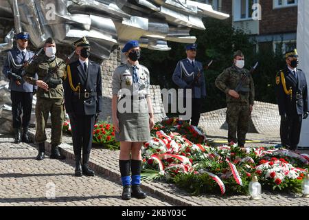 Vertreter von Danziger Pfadfindern, der polnischen amy, der Polizei und der Polizei während der Ehrenwache vor dem Denkmal für die Verteidiger der polnischen Post. Die Verteidigung der polnischen Post in Danzig war eine der ersten Akten des Jahres WW2 in Europa. 56 Mitglieder des polnischen Personals verteidigten das Gebäude über 15 Stunden lang gegen Angriffe von über 180 SS-Danziger Heimatverteidigungseinheiten, lokalen SA-Formationen und Sondereinheiten der Danziger Polizei. Am 1.. September 2020 in Danzig, Polen. (Foto von Artur Widak/NurPhoto) Stockfoto