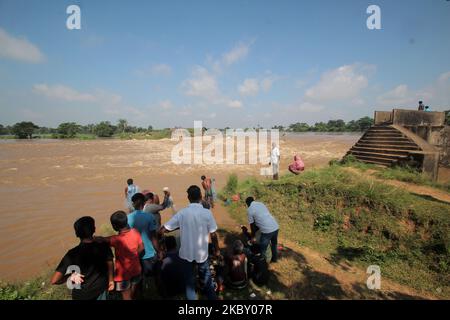 Die vom Hochwasser betroffenen Dorfbewohner werden am 1. September 2020 in der Nähe der gebrochenen Flusswälle und der überfließenden Punkte der tief liegenden Flüsse in Mahanadi, Indien, gesehen. Da die Überschwemmungssituation sich ausbreitet und Hunderte von Dörfern nach der Freisetzung des Hochwasserwassers in den Mahanadi-Fluss durch heftigen Regenguss in den oberen Einzugsgebieten aufgrund des niedrigen Drucks in der Bucht von Bengalen Meer einmarschiert sind, verursacht dies Überschwemmungen in den tief liegenden Gebieten der Küstengebiete Des Staates und zwischen den paar Tagen von 19 Menschen getötet (Foto: Str/NurPhoto) Stockfoto