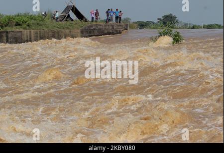 Die vom Hochwasser betroffenen Dorfbewohner werden am 1. September 2020 in der Nähe der gebrochenen Flusswälle und der überfließenden Punkte der tief liegenden Flüsse in Mahanadi, Indien, gesehen. Da die Überschwemmungssituation sich ausbreitet und Hunderte von Dörfern nach der Freisetzung des Hochwasserwassers in den Mahanadi-Fluss durch heftigen Regenguss in den oberen Einzugsgebieten aufgrund des niedrigen Drucks in der Bucht von Bengalen Meer einmarschiert sind, verursacht dies Überschwemmungen in den tief liegenden Gebieten der Küstengebiete Des Staates und zwischen den paar Tagen von 19 Menschen getötet (Foto: Str/NurPhoto) Stockfoto