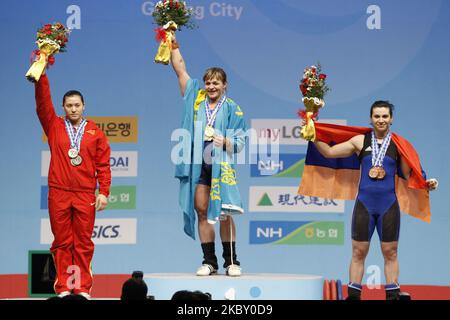 28. Nov 2009-Goyang, Südkorea-die Goldmedaillengewinnerin Svetlana Podobedova (C) aus Kasachstan, die Silbermedaillengewinnerin Cao Lei aus China (L) und die Bronzemedaillengewinnerin Hripsime Khurshudyan aus Armenien posieren auf dem Podium nach dem Gewichtheben-Wettbewerb der Frauen 75kg bei den Weltmeisterschaften im Gewichtheben in Goyang, nördlich von Seoul, am 28. November 2009. (Foto von Seung-il Ryu/NurPhoto) Stockfoto