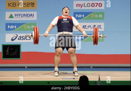 28. Nov 2009-Goyang, Südkorea die südkoreanische Jang Mi-RAN tritt bei den World Weightlifting Championships in Goyang, nördlich von Seoul, am 28. November 2009 in der +75kg Gewichtheben-Kategorie der Frauen an. Mit einem Rekord von 187 kg in der Kategorie Clean and Jerk stellte Jang einen neuen Weltrekord auf und gewann insgesamt die Goldmedaille. (Foto von Seung-il Ryu/NurPhoto) Stockfoto