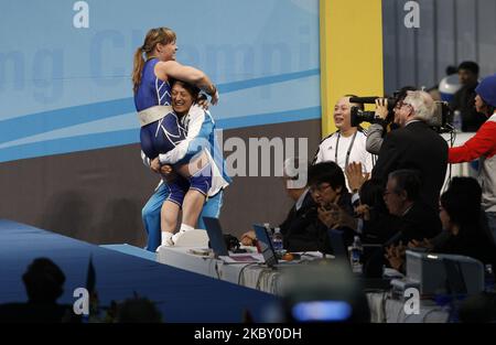 28. Nov 2009-Goyang, Südkorea-Svetlana Podobedova aus Kasachstan feiert mit ihrem Trainer nach dem Gewichtheben-Wettbewerb der Frauen der Gruppe 75kg Bei den Weltmeisterschaften im Gewichtheben in Goyang, nördlich von Seoul, am 28. November 2009. Podobedova stellte mit 132 kg in der Kategorie der Schnapper den neuen Weltrekord auf. (Foto von Seung-il Ryu/NurPhoto) Stockfoto