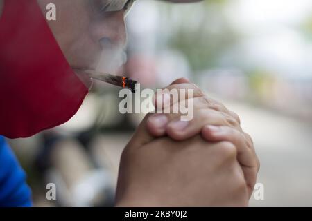 Der Colectivo Cannabico Mexicano forderte am 2. September 2020 einen friedlichen marsch vor dem Senat der mexikanischen Republik in Mexiko-Stadt, Mexiko, mit dem Ziel, die Rechte der Marihuanakonsumenten neu zu erfinden. Sie haben vier Forderungen: Non-Profit-Anbau, einfacher Besitz, die Möglichkeit, in öffentlichen Räumen ohne Risiken und Schäden zu rauchen und vor allem eine würdige Behandlung. Seit März diskutierte die Senatorenkammer die Genehmigung einer Stellungnahme, die ein Regulierungsgesetz für Marihuana in Mexiko schaffen will, aber aufgrund der Covid-19-Krise wurde sie gestoppt. (Foto von Martin Gorosti Stockfoto