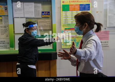 In einem der stadtweiten Covid-19-Testzentren in Hongkong, China, am 2. September 2020. Mehr als eine halbe Million Einwohner haben sich für das kostenlose Regierungsprogramm Kwun Chung Municipal Services Building, Jordanien, Kowloon, Hongkong, angemeldet. (Foto von Tommy Walker/NurPhoto) Stockfoto