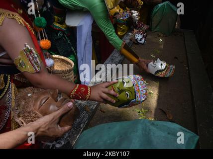 Rituelle Teilnehmer zeigen Masken und beten am 29. August im Grabbereich des Schöpfers der Malangan-Maskenkunst (Mbah Reni) in Polowijen, Malang, Ost-Java, Indonesien, 2020. Die Tradition der Wallfahrt und Heiligung mit dem Gebet "Maskenkunst Malangan", das einmal im Jahr stattfindet. Dies kann nach einer Lockerung der Aktivitäten der lokalen Regierung während des Covid-19-Ausbruchs in Richtung einer neuen Normalität erfolgen. (Foto von Aman Rochman/NurPhoto) Stockfoto