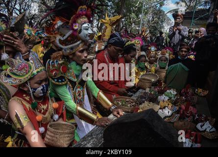 Rituelle Teilnehmer zeigen Masken und beten am 29. August im Grabbereich des Schöpfers der Malangan-Maskenkunst (Mbah Reni) in Polowijen, Malang, Ost-Java, Indonesien, 2020. Die Tradition der Wallfahrt und Heiligung mit dem Gebet "Maskenkunst Malangan", das einmal im Jahr stattfindet. Dies kann nach einer Lockerung der Aktivitäten der lokalen Regierung während des Covid-19-Ausbruchs in Richtung einer neuen Normalität erfolgen. (Foto von Aman Rochman/NurPhoto) Stockfoto