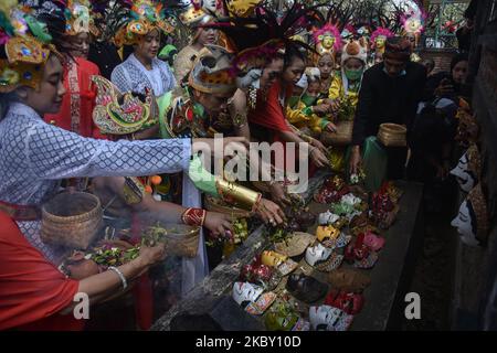 Rituelle Teilnehmer zeigen Masken und beten am 29. August im Grabbereich des Schöpfers der Malangan-Maskenkunst (Mbah Reni) in Polowijen, Malang, Ost-Java, Indonesien, 2020. Die Tradition der Wallfahrt und Heiligung mit dem Gebet "Maskenkunst Malangan", das einmal im Jahr stattfindet. Dies kann nach einer Lockerung der Aktivitäten der lokalen Regierung während des Covid-19-Ausbruchs in Richtung einer neuen Normalität erfolgen. (Foto von Aman Rochman/NurPhoto) Stockfoto