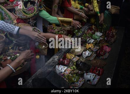 Rituelle Teilnehmer zeigen Masken und beten am 29. August im Grabbereich des Schöpfers der Malangan-Maskenkunst (Mbah Reni) in Polowijen, Malang, Ost-Java, Indonesien, 2020. Die Tradition der Wallfahrt und Heiligung mit dem Gebet "Maskenkunst Malangan", das einmal im Jahr stattfindet. Dies kann nach einer Lockerung der Aktivitäten der lokalen Regierung während des Covid-19-Ausbruchs in Richtung einer neuen Normalität erfolgen. (Foto von Aman Rochman/NurPhoto) Stockfoto