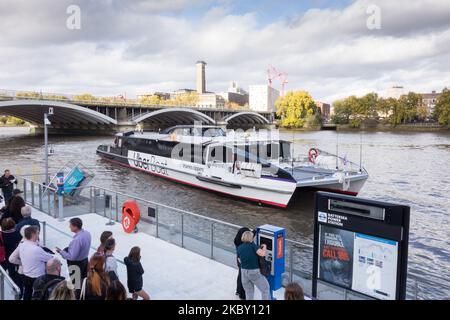 Ein uber Boat River Taxi, das am Battersea Power Station Pier in den Liegeplatz kommt. Stockfoto