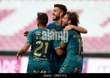 Paulinho vom SC Braga (C ) feiert mit Ricardo Horta (L) und Andre Horta, nachdem er beim Freundschaftsspiel zwischen SL Benfica und SC Braga vor der Saison am 2. September 2020 im Luz-Stadion in Lissabon, Portugal, ein Tor erzielt hatte. (Foto von Pedro FiÃºza/NurPhoto) Stockfoto