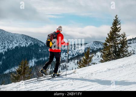 Senior man Skitour auf der Höhe mit Blick auf die Landschaft Stockfoto