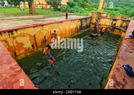 Kinder springen am September2. 2020 in einen Sprungbrunnen (baori), nachdem er mit Regenwasser gefüllt wurde, in der Nähe des man Sagar Lake in Jaipur, Rajasthan, Indien. (Foto von Vishal Bhatnagar/NurPhoto) Stockfoto