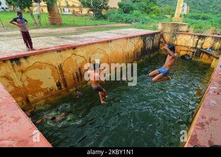 Kinder springen am September2. 2020 in einen Sprungbrunnen (baori), nachdem er mit Regenwasser gefüllt wurde, in der Nähe des man Sagar Lake in Jaipur, Rajasthan, Indien. (Foto von Vishal Bhatnagar/NurPhoto) Stockfoto