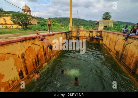 Kinder springen am September2. 2020 in einen Sprungbrunnen (baori), nachdem er mit Regenwasser gefüllt wurde, in der Nähe des man Sagar Lake in Jaipur, Rajasthan, Indien. (Foto von Vishal Bhatnagar/NurPhoto) Stockfoto