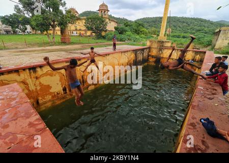 Kinder springen am September2. 2020 in einen Sprungbrunnen (baori), nachdem er mit Regenwasser gefüllt wurde, in der Nähe des man Sagar Lake in Jaipur, Rajasthan, Indien. (Foto von Vishal Bhatnagar/NurPhoto) Stockfoto