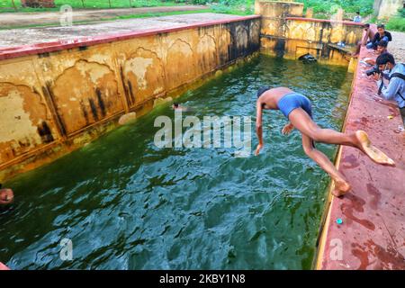 Kinder springen am September2. 2020 in einen Sprungbrunnen (baori), nachdem er mit Regenwasser gefüllt wurde, in der Nähe des man Sagar Lake in Jaipur, Rajasthan, Indien. (Foto von Vishal Bhatnagar/NurPhoto) Stockfoto