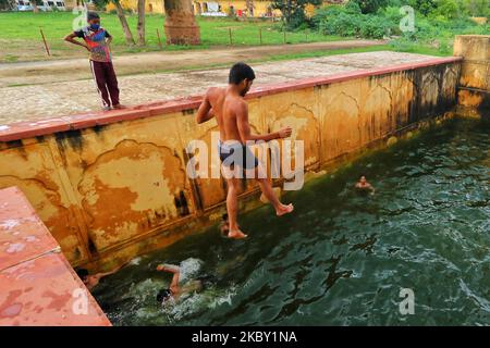 Kinder springen am September2. 2020 in einen Sprungbrunnen (baori), nachdem er mit Regenwasser gefüllt wurde, in der Nähe des man Sagar Lake in Jaipur, Rajasthan, Indien. (Foto von Vishal Bhatnagar/NurPhoto) Stockfoto