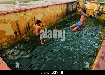 Kinder springen am September2. 2020 in einen Sprungbrunnen (baori), nachdem er mit Regenwasser gefüllt wurde, in der Nähe des man Sagar Lake in Jaipur, Rajasthan, Indien. (Foto von Vishal Bhatnagar/NurPhoto) Stockfoto