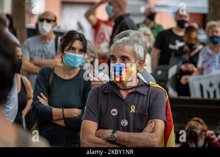 Rund 100 Menschen haben am 2. September 2020 in Girona, Spanien, vor den Gerichten von Girona gegen die Vorladungen protestiert, um von den Demonstranten zu zeugen, die die Autobahn während der Proteste der Demokratischen Tsunami blockiert haben. (Foto von Adria Salido Zarco/NurPhoto) Stockfoto