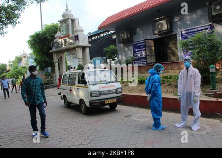 Mitarbeiter des Gesundheitswesens, die persönliche Schutzausrüstung (PSA) tragen, warten darauf, dass die Familie eintrifft, bevor eine Person, die am 1. September 2020 auf dem Nigambodh Ghat Kremierungsplatz in Neu-Delhi an dem COVID-19-Coronavirus starb, verbrannt wird. (Foto von Mayank Makhija/NurPhoto) Stockfoto