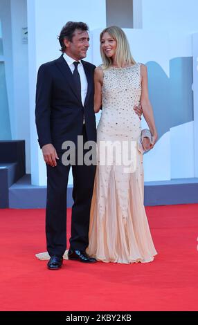 Adriano Giannini und Gaia Trussardi posiert auf dem roten Teppich während der Filmfestspiele von Venedig 77. am 02. September 2020 in Venedig, Italien. (Foto von Matteo Chinellato/NurPhoto) Stockfoto