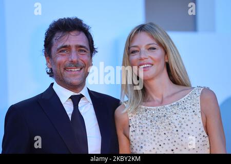 Adriano Giannini und Gaia Trussardi posiert auf dem roten Teppich während der Filmfestspiele von Venedig 77. am 02. September 2020 in Venedig, Italien. (Foto von Matteo Chinellato/NurPhoto) Stockfoto