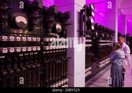 Nahaufnahme der Bedienelemente und Drehregler im Kontrollraum, Battersea Power Station, Kirtling Street, Nine Elms, London, SW11, England, Großbritannien Stockfoto