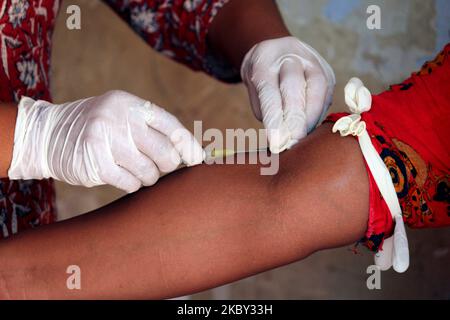 Ein Mitarbeiter im Gesundheitswesen nimmt eine Blutprobe von einer Person für die dritte Runde serologischer Vermessungstests auf Coronaviren am 3. September 2020 in einem Anganwadi-Zentrum in Vikram Nagar in der Nähe von ITO in Neu-Delhi, Indien, auf. Die Übung hilft der Verabreichung, Trends zu analysieren und Konzepte und Strategien zur Eindämmung der Infektion zu formulieren. (Foto von Mayank Makhija/NurPhoto) Stockfoto