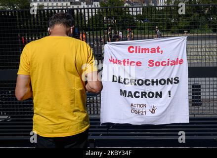 Am 3. September versammelten sich rund dreißig Aktivisten mehrerer Umweltverbände vor dem Justizpalast in Nantes, Frankreich, 2020 zur Unterstützung von 3 Aktivisten der Action Non Violente - COP 21 werden wegen "Diebstahl in Versammlungen" verurteilt, weil sie Emmanuel Macron in den Rathäusern von Ancenis und Saint-Sebastien-sur-Loire porträtiert haben, um seine Untätigkeit in der Umwelt- und Klimapolitik zu verurteilen. Den drei Aktivisten drohen fünf Jahre Haft und eine Geldstrafe von 75.000 Euro. (Foto von Estelle Ruiz/NurPhoto) Stockfoto