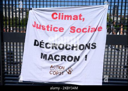 Am 3. September versammelten sich rund dreißig Aktivisten mehrerer Umweltverbände vor dem Justizpalast in Nantes, Frankreich, 2020 zur Unterstützung von 3 Aktivisten der Action Non Violente - COP 21 werden wegen "Diebstahl in Versammlungen" verurteilt, weil sie Emmanuel Macron in den Rathäusern von Ancenis und Saint-Sebastien-sur-Loire porträtiert haben, um seine Untätigkeit in der Umwelt- und Klimapolitik zu verurteilen. Den drei Aktivisten drohen fünf Jahre Haft und eine Geldstrafe von 75.000 Euro. (Foto von Estelle Ruiz/NurPhoto) Stockfoto