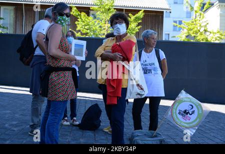 Am 3. September versammelten sich rund dreißig Aktivisten mehrerer Umweltverbände vor dem Justizpalast in Nantes, Frankreich, 2020 zur Unterstützung von 3 Aktivisten der Action Non Violente - COP 21 werden wegen "Diebstahl in Versammlungen" verurteilt, weil sie Emmanuel Macron in den Rathäusern von Ancenis und Saint-Sebastien-sur-Loire porträtiert haben, um seine Untätigkeit in der Umwelt- und Klimapolitik zu verurteilen. Den drei Aktivisten drohen fünf Jahre Haft und eine Geldstrafe von 75.000 Euro. (Foto von Estelle Ruiz/NurPhoto) Stockfoto