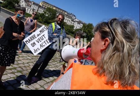 Am 3. September versammelten sich rund dreißig Aktivisten mehrerer Umweltverbände vor dem Justizpalast in Nantes, Frankreich, 2020 zur Unterstützung von 3 Aktivisten der Action Non Violente - COP 21 werden wegen "Diebstahl in Versammlungen" verurteilt, weil sie Emmanuel Macron in den Rathäusern von Ancenis und Saint-Sebastien-sur-Loire porträtiert haben, um seine Untätigkeit in der Umwelt- und Klimapolitik zu verurteilen. Den drei Aktivisten drohen fünf Jahre Haft und eine Geldstrafe von 75.000 Euro. (Foto von Estelle Ruiz/NurPhoto) Stockfoto