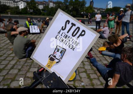 Am 3. September versammelten sich rund dreißig Aktivisten mehrerer Umweltverbände vor dem Justizpalast in Nantes, Frankreich, 2020 zur Unterstützung von 3 Aktivisten der Action Non Violente - COP 21 werden wegen "Diebstahl in Versammlungen" verurteilt, weil sie Emmanuel Macron in den Rathäusern von Ancenis und Saint-Sebastien-sur-Loire porträtiert haben, um seine Untätigkeit in der Umwelt- und Klimapolitik zu verurteilen. Den drei Aktivisten drohen fünf Jahre Haft und eine Geldstrafe von 75.000 Euro. (Foto von Estelle Ruiz/NurPhoto) Stockfoto