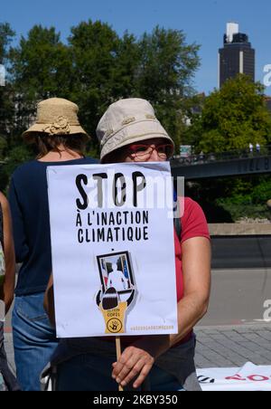 Am 3. September versammelten sich rund dreißig Aktivisten mehrerer Umweltverbände vor dem Justizpalast in Nantes, Frankreich, 2020 zur Unterstützung von 3 Aktivisten der Action Non Violente - COP 21 werden wegen "Diebstahl in Versammlungen" verurteilt, weil sie Emmanuel Macron in den Rathäusern von Ancenis und Saint-Sebastien-sur-Loire porträtiert haben, um seine Untätigkeit in der Umwelt- und Klimapolitik zu verurteilen. Den drei Aktivisten drohen fünf Jahre Haft und eine Geldstrafe von 75.000 Euro. (Foto von Estelle Ruiz/NurPhoto) Stockfoto