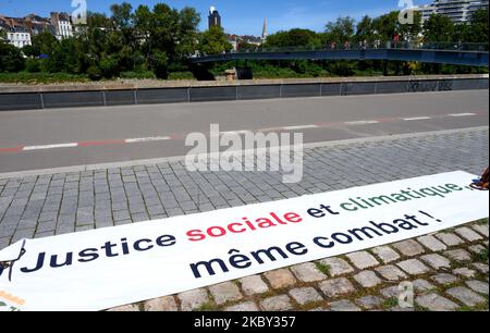 Am 3. September versammelten sich rund dreißig Aktivisten mehrerer Umweltverbände vor dem Justizpalast in Nantes, Frankreich, 2020 zur Unterstützung von 3 Aktivisten der Action Non Violente - COP 21 werden wegen "Diebstahl in Versammlungen" verurteilt, weil sie Emmanuel Macron in den Rathäusern von Ancenis und Saint-Sebastien-sur-Loire porträtiert haben, um seine Untätigkeit in der Umwelt- und Klimapolitik zu verurteilen. Den drei Aktivisten drohen fünf Jahre Haft und eine Geldstrafe von 75.000 Euro. (Foto von Estelle Ruiz/NurPhoto) Stockfoto